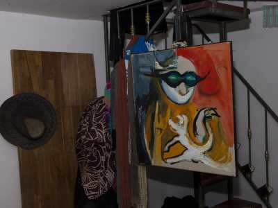 La stanza pullula caoticamente di piccole opere d'arte da lui realizzate